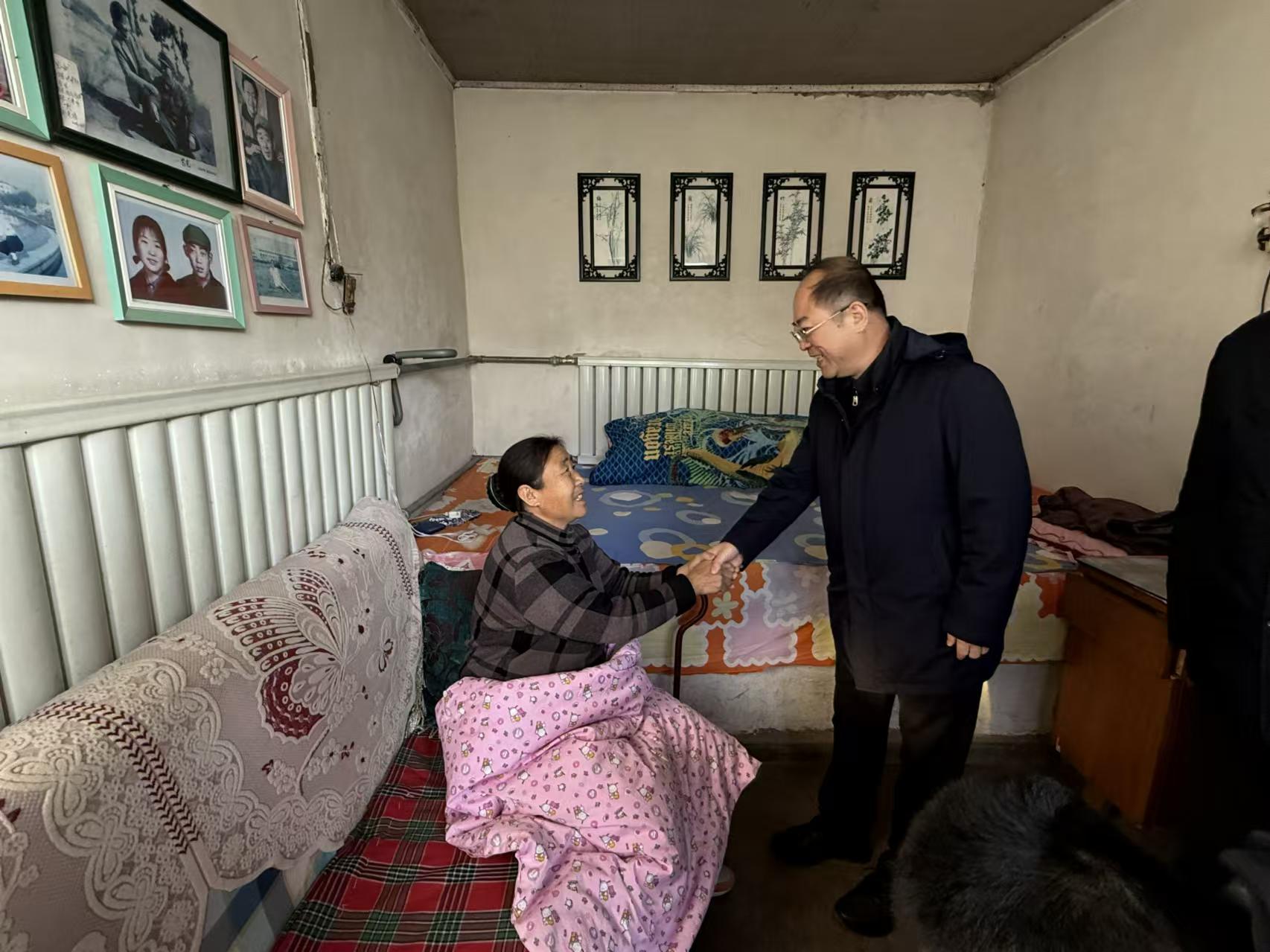 图为贾永清走访慰问困难残疾人家庭